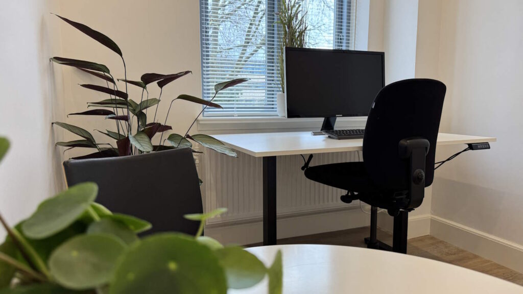 Fint nyistandsat enkeltmandskontor med udsigt til vores have