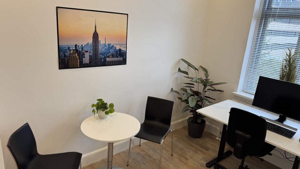 Fint nyistandsat enkeltmandskontor med udsigt til vores have