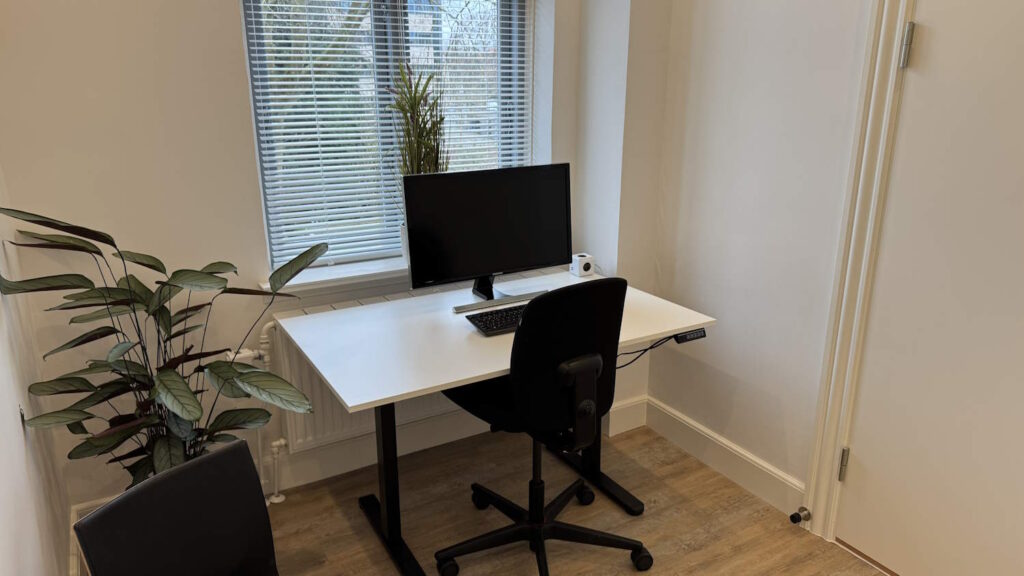 Fint nyistandsat enkeltmandskontor med udsigt til vores have