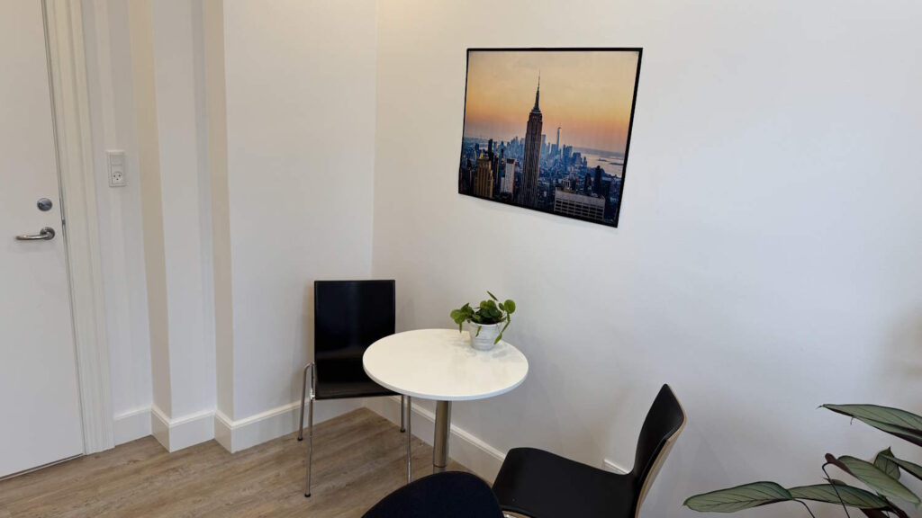 Plads til 1 arbejdsplads og et mødebord med 2 stole