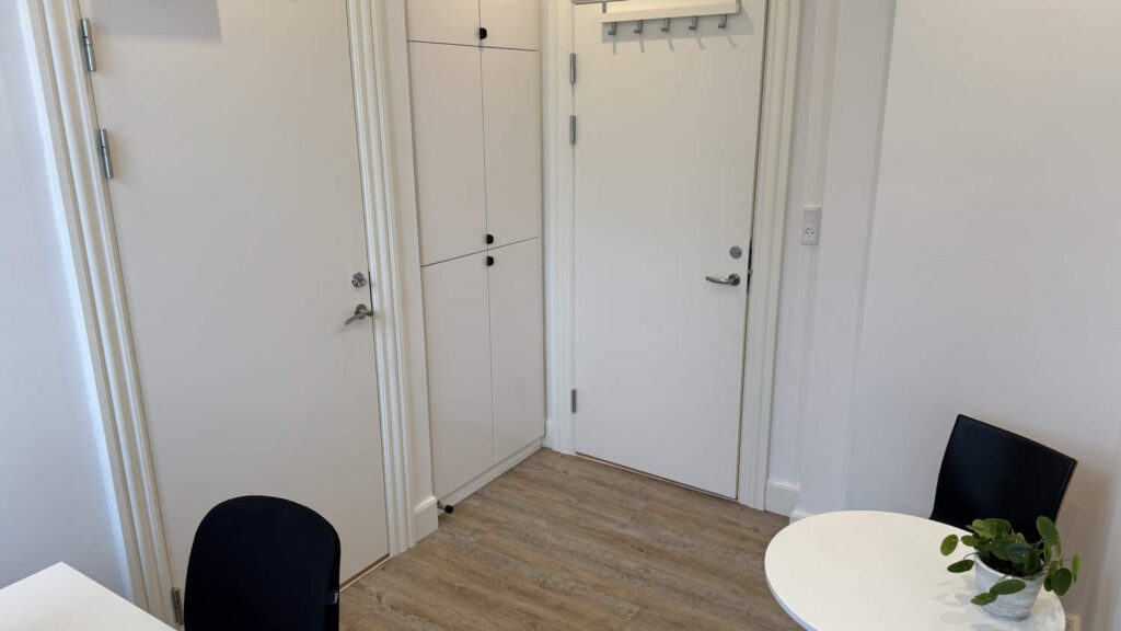 Stort indbygget skab til dine ting og sager