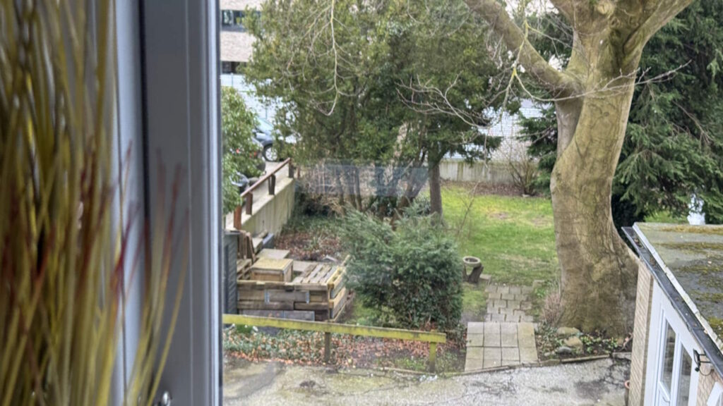 Udkig til vores hyggelige have, hvor du kan spise din frokost i solen