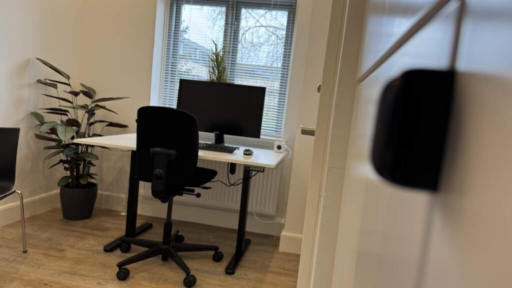 Fint nyistandsat enkeltmandskontor med udsigt til vores have