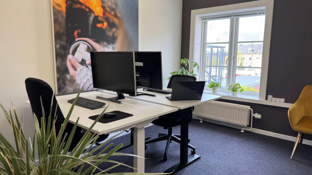 Kontoret har et vestvendt vindue. ud imod vores gård