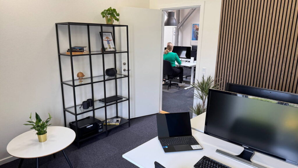 Hyggeligt kontor i vores fællesskab med plads til 2