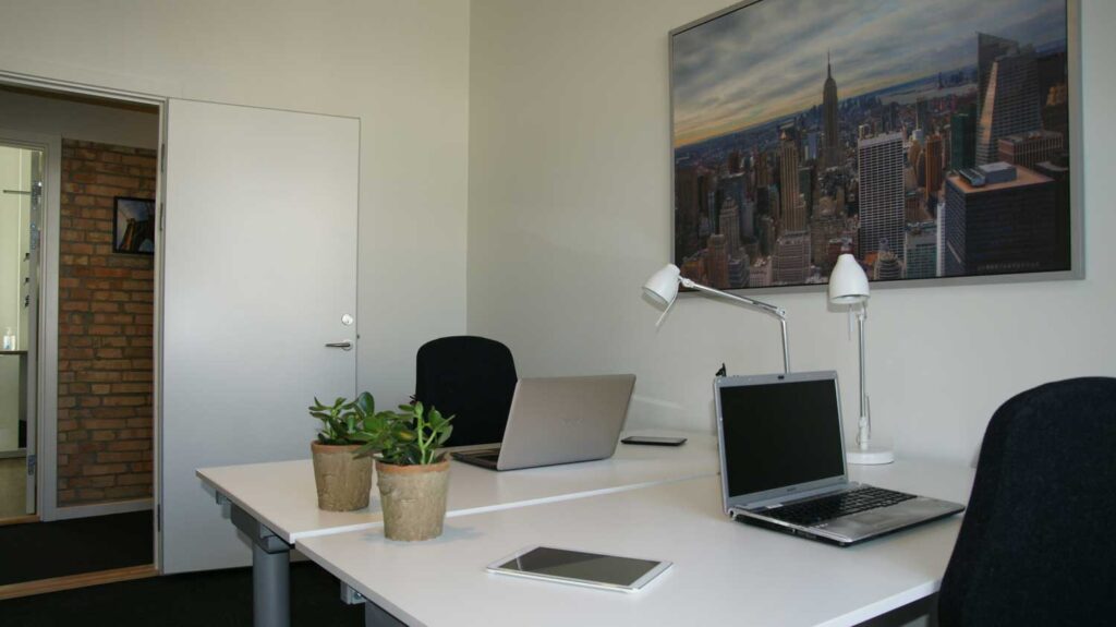 Kontoret kan enten lejes møbleret eller du kan indrette med dine egne møbler