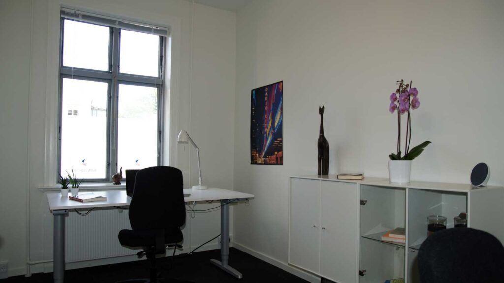 Kontoret kan enten lejes møbleret eller du kan indrette med dine egne møbler