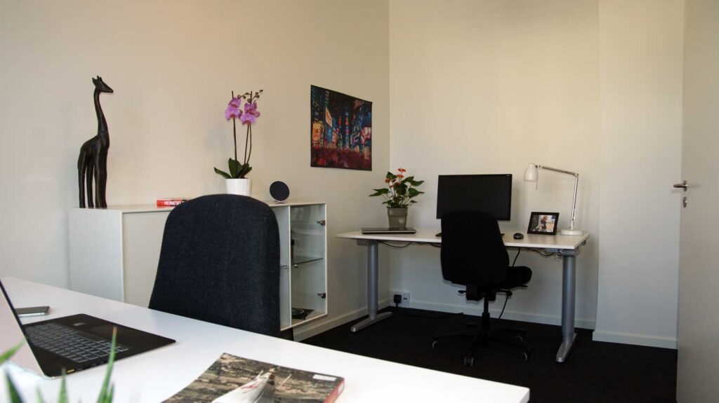 Kontoret kan enten lejes møbleret eller du kan indrette med dine egne møbler