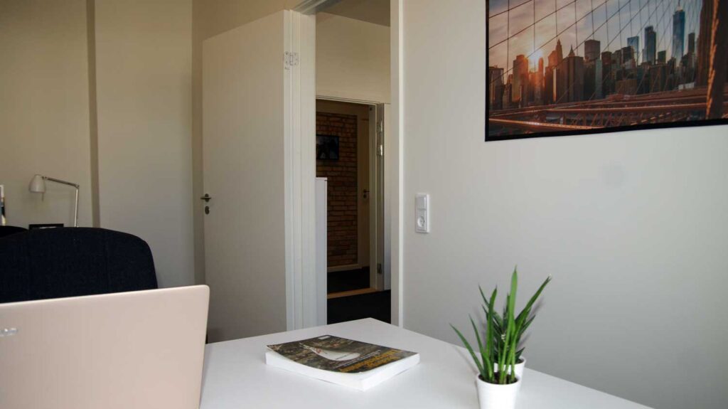 Kontoret kan enten lejes møbleret eller du kan indrette med dine egne møbler