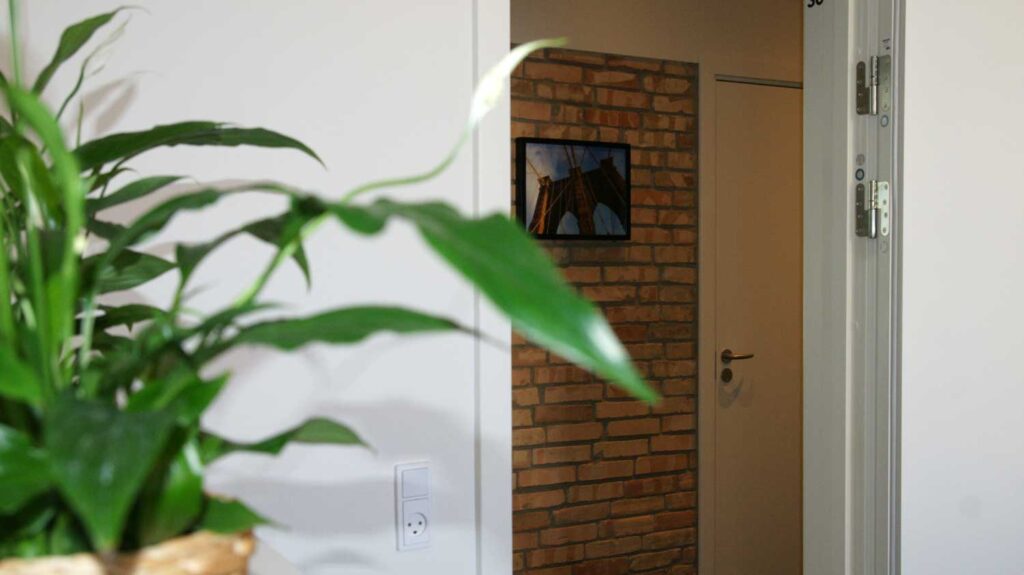 Fra kontoret er der udsyn til rå murstensvægge