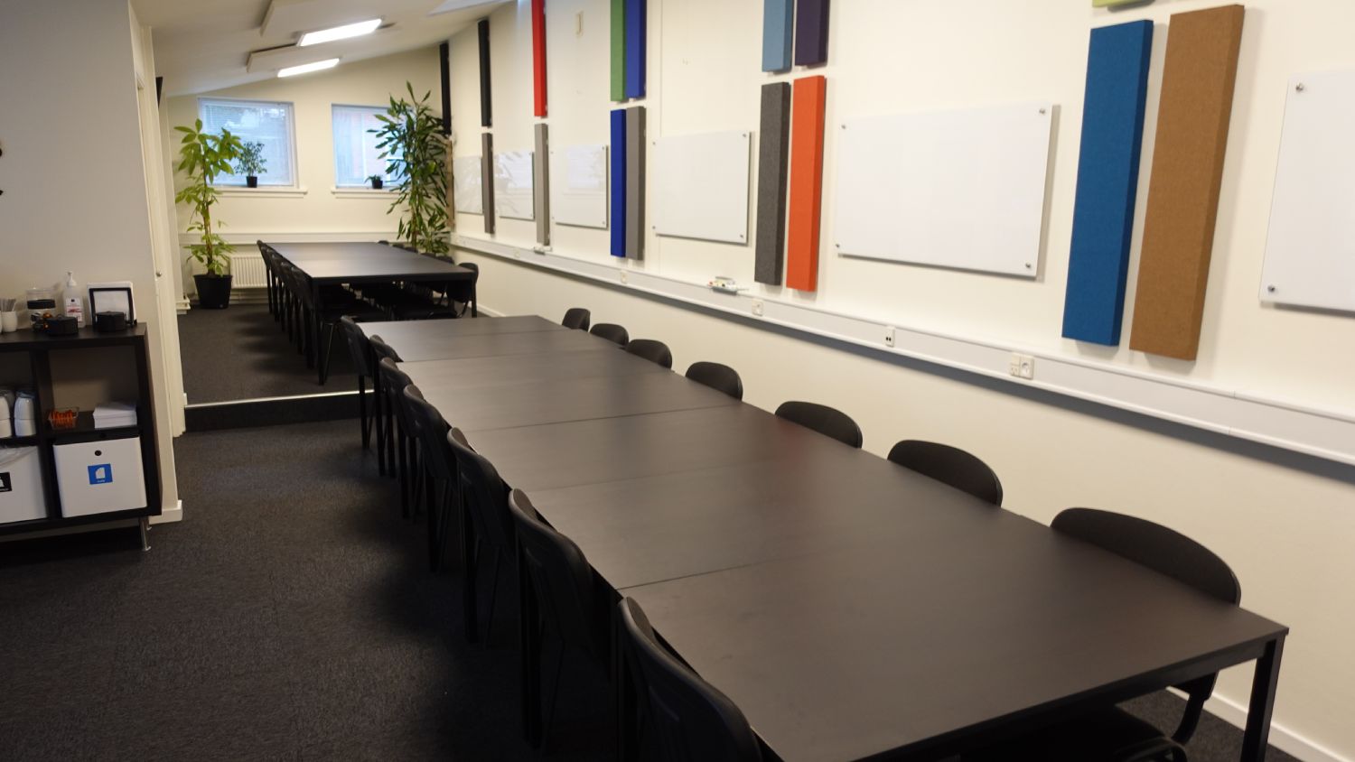 I alt er der 26 siddepladser ved standardopstillingen i KursusRummet.