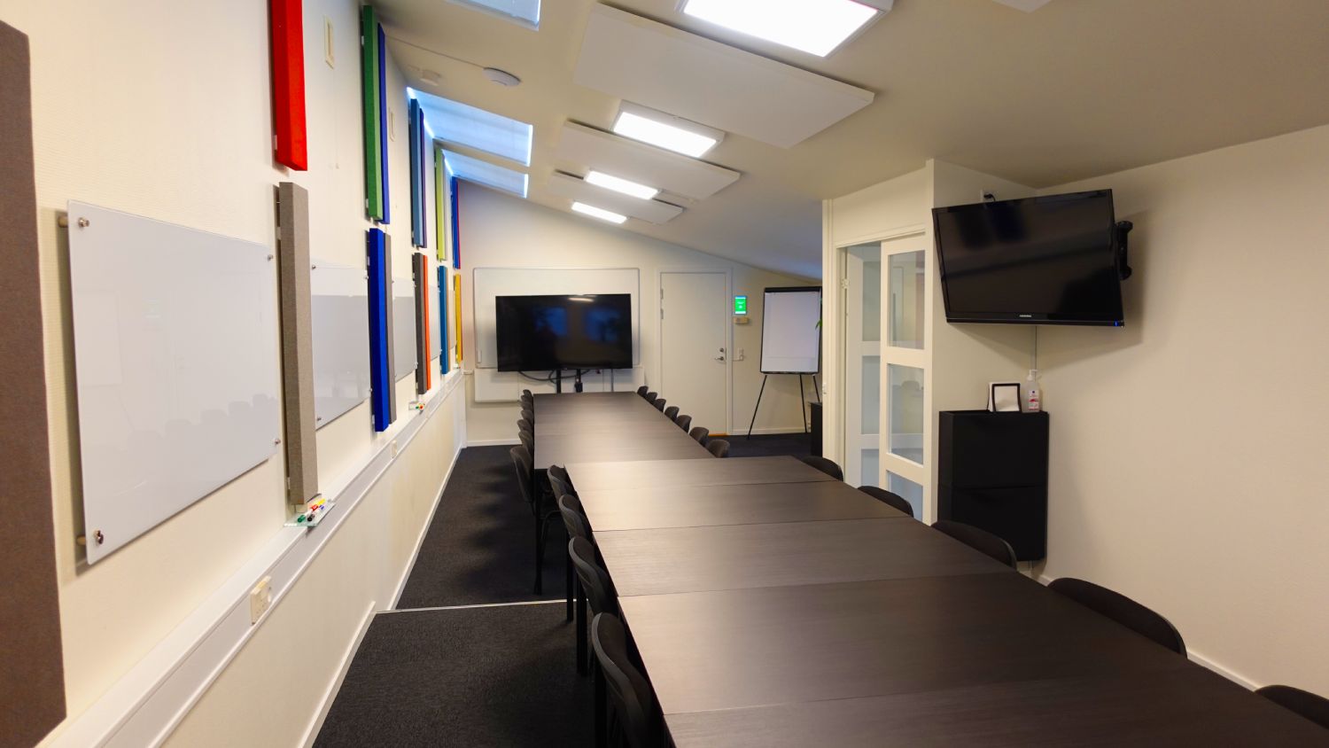 I KursusRummet er en mobil 70" skærm, som deles med mindre skærm bagerst i lokalet.