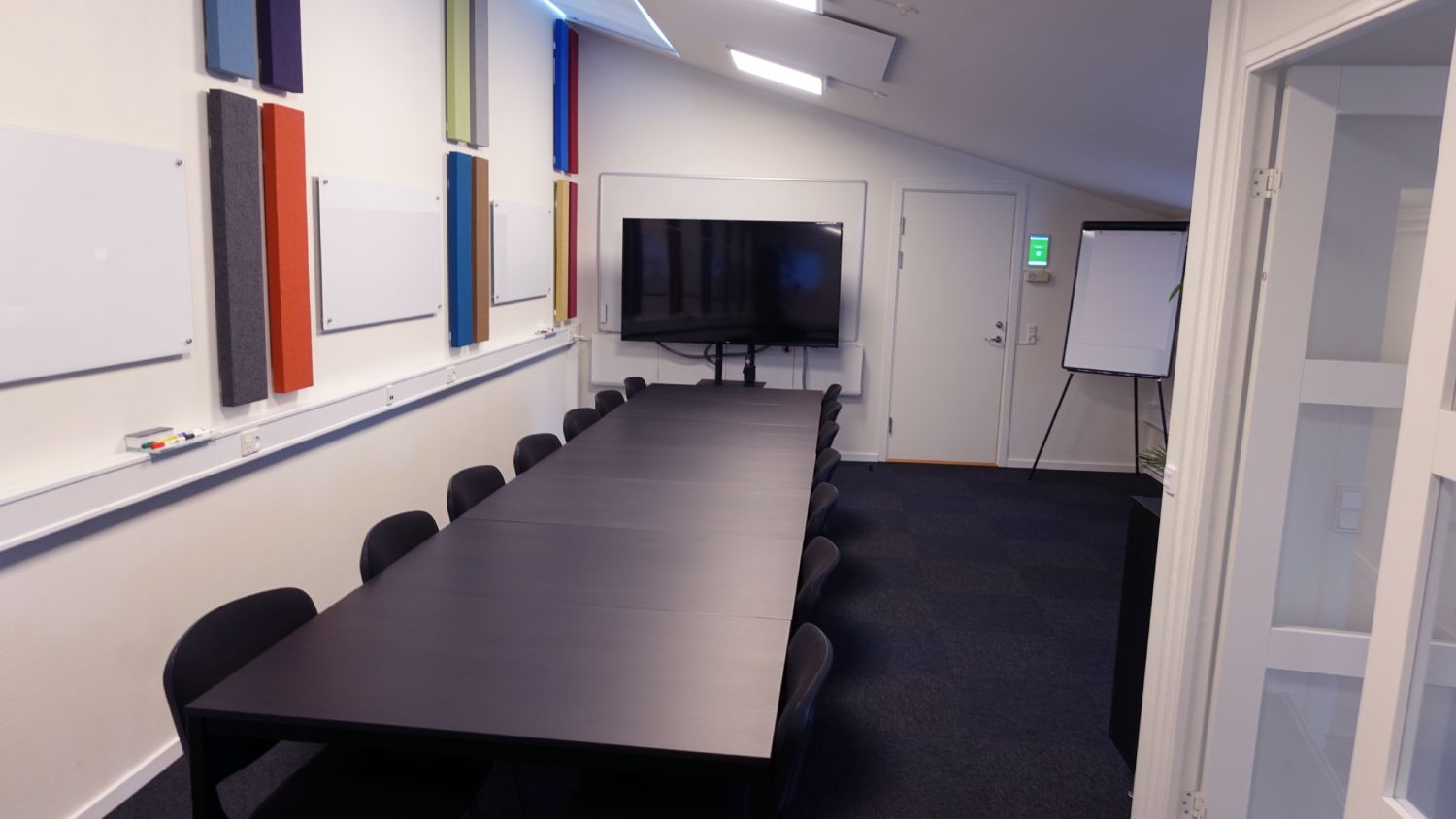 Der er AV-udstyr med HDMI opkobling, mv.