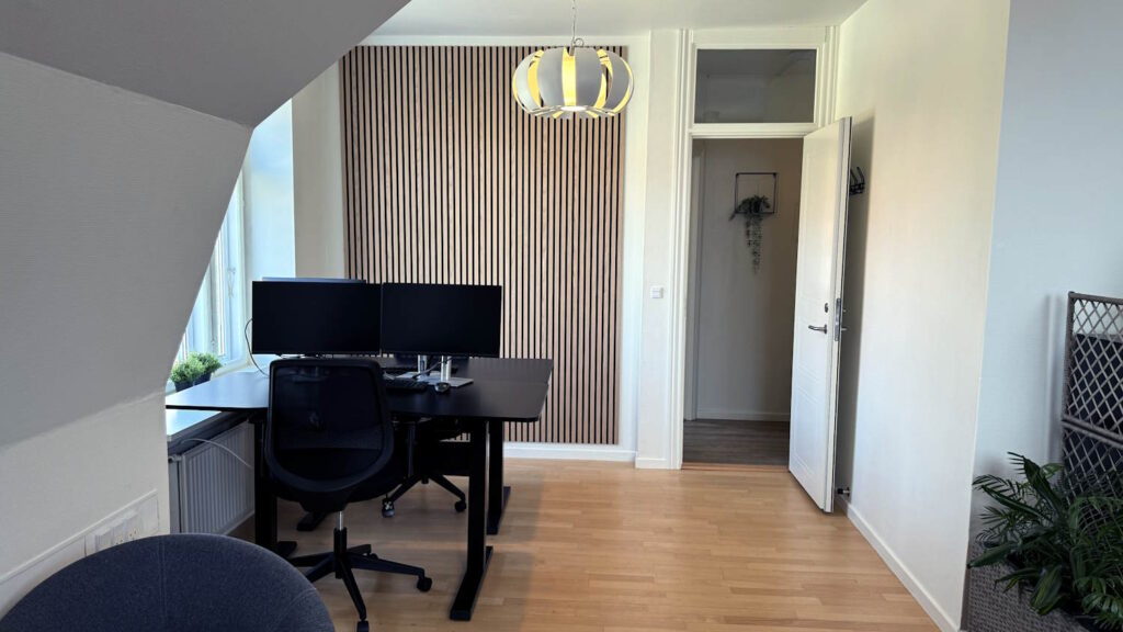 Fra kontoret er adgang til gangarealet på 1. sal