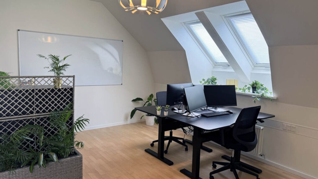 Der kan nemt indrettes fem arbejdspladser