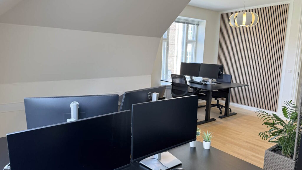 Der kan nemt indrettes fem arbejdspladser