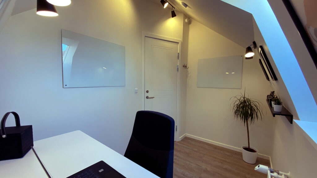 Perfekt lille kontor til en forfatter, skribent eller andet skrivearbejde.