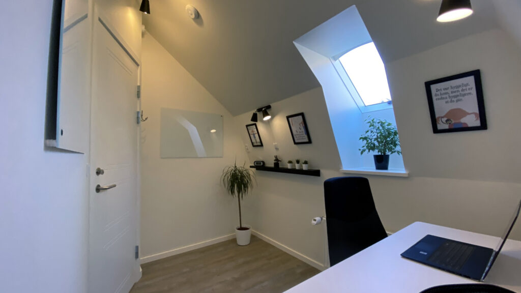 Perfekt lille kontor til en forfatter, skribent eller andet skrivearbejde.