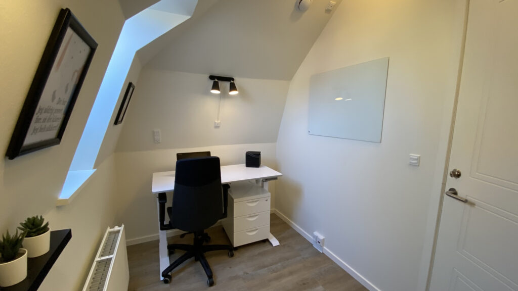 Perfekt lille kontor til en forfatter, skribent eller andet skrivearbejde.