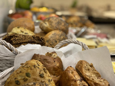 Du kan få serveret morgenbrød som en del af forplejningen til dit dagsmøde eller -kursus.