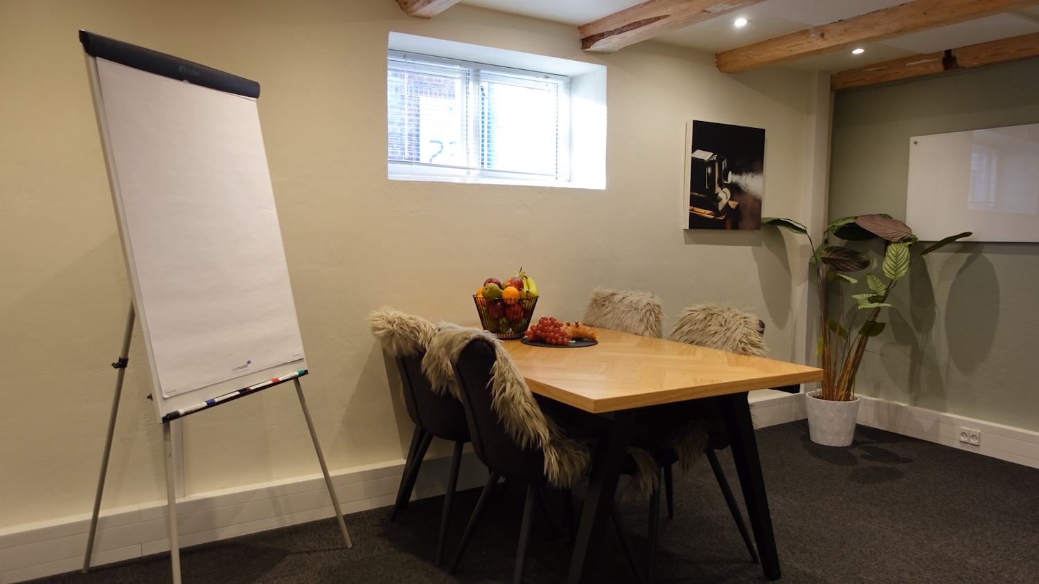 Flip-over og et whiteboard er i lokalet. 