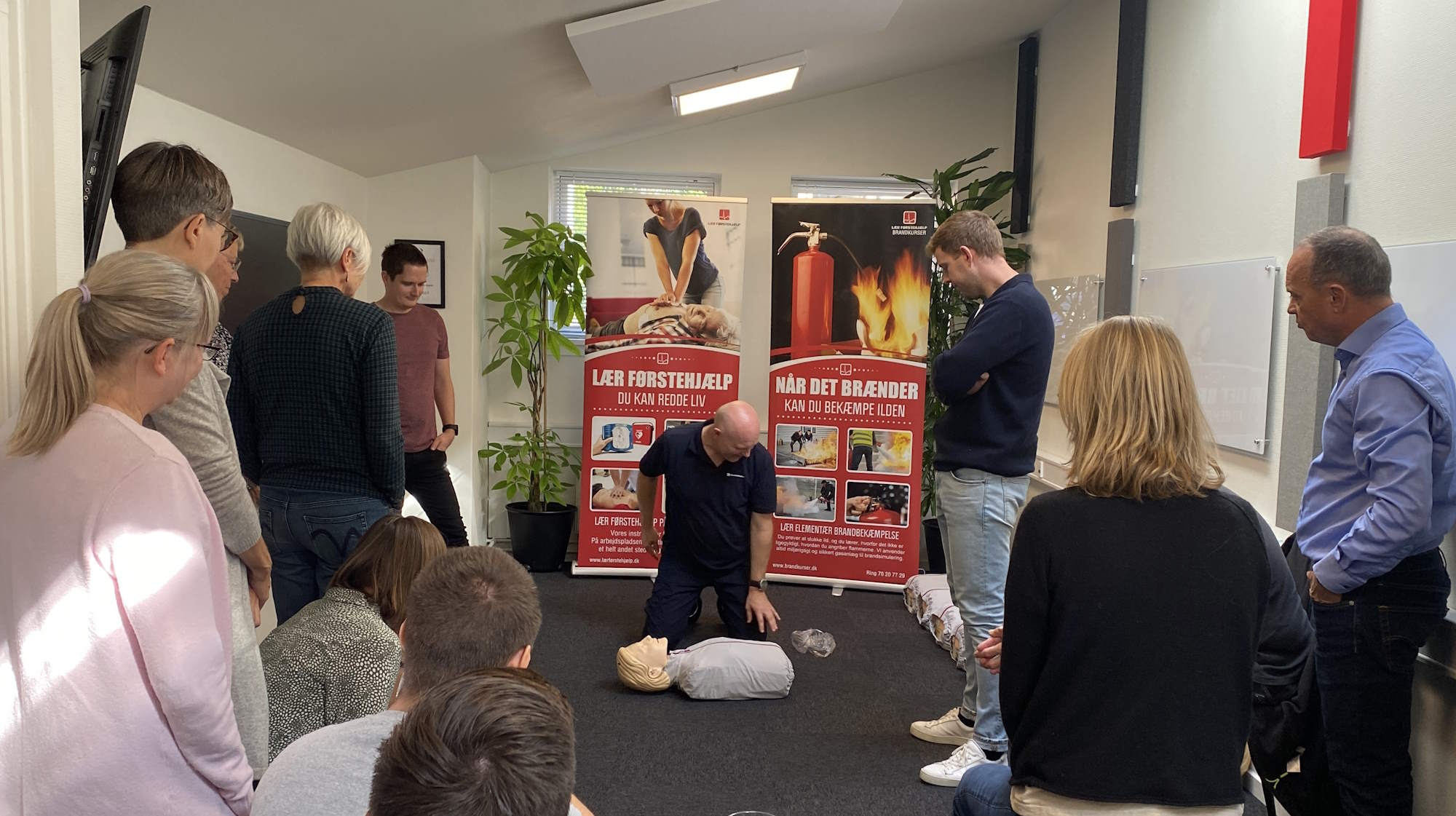 En gang årligt afholder vi et brand- og førstehjælpskursus...